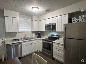 Building Photo - Fully Renovated 2 Bed / 1 Bath Apartment! ...