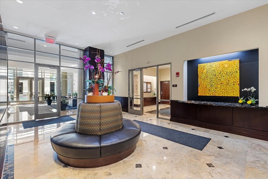 Building Photo - 807 Davis St