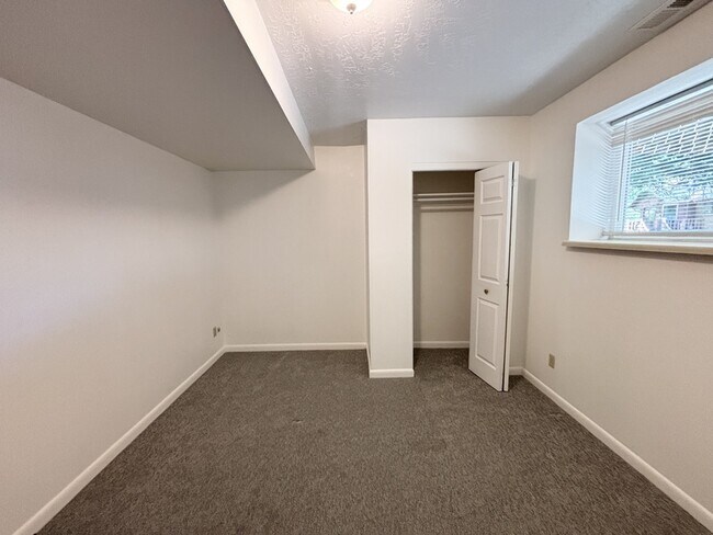 Building Photo - 2243 Aspen Hills Dr