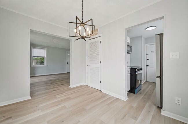 Building Photo - 1512 Rolfe Pl