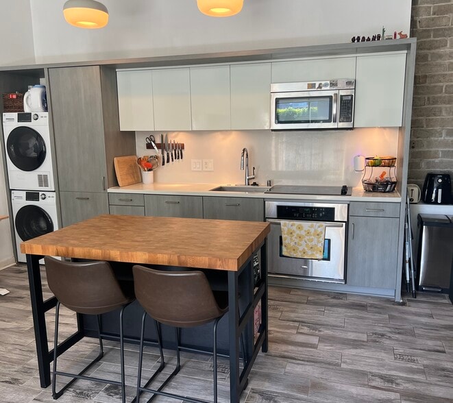 Building Photo - 941 W Hawthorn St