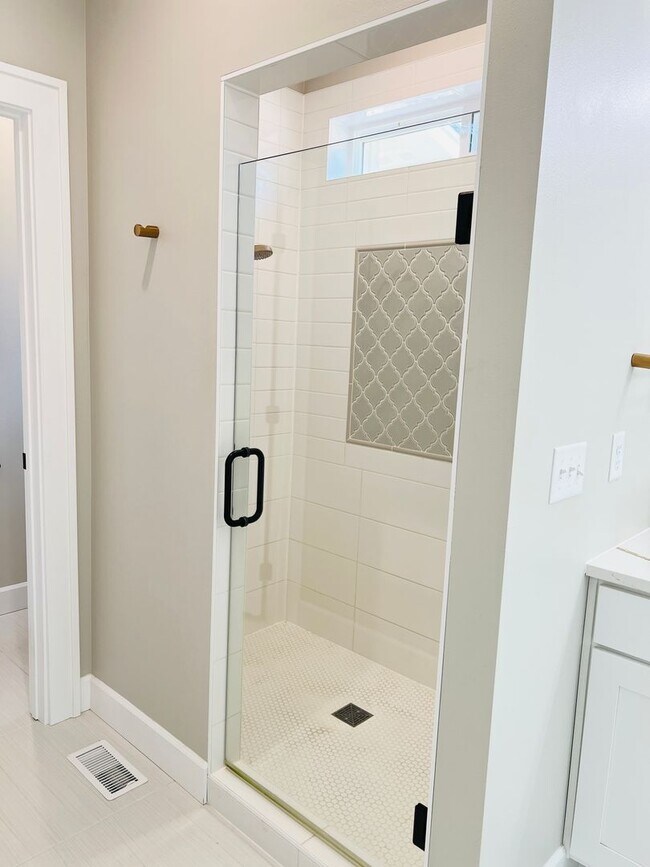 Building Photo - Luxury Rental
