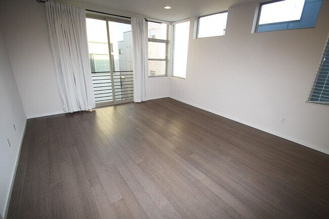 Building Photo - LUXURY BALLARD TOWNHOME W HIGH END FINISHE...