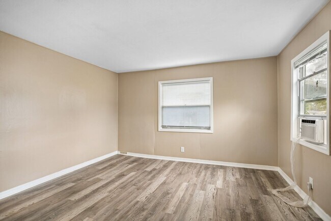 Building Photo - 2 bedroom 1 bath with porch
