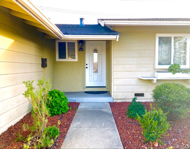 Primary Photo - 2642 Aborn Rd