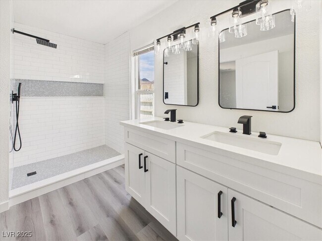 Building Photo - 5610 N Linda St