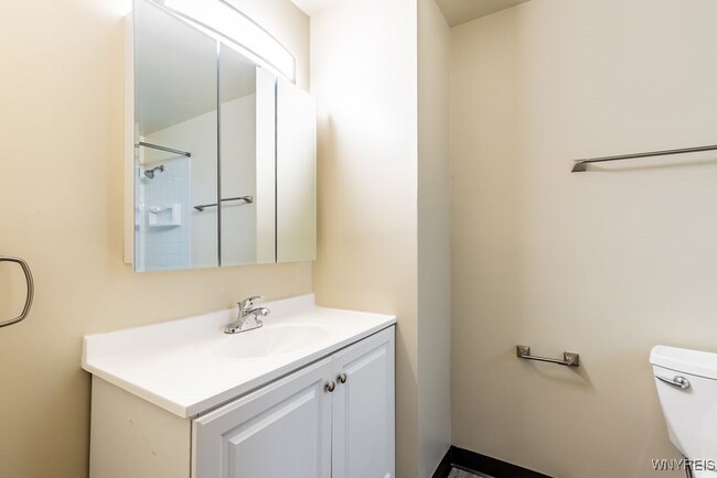 Building Photo - 140 Ayrault Dr