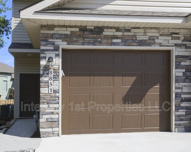 Building Photo - 8831 N Helena Ave