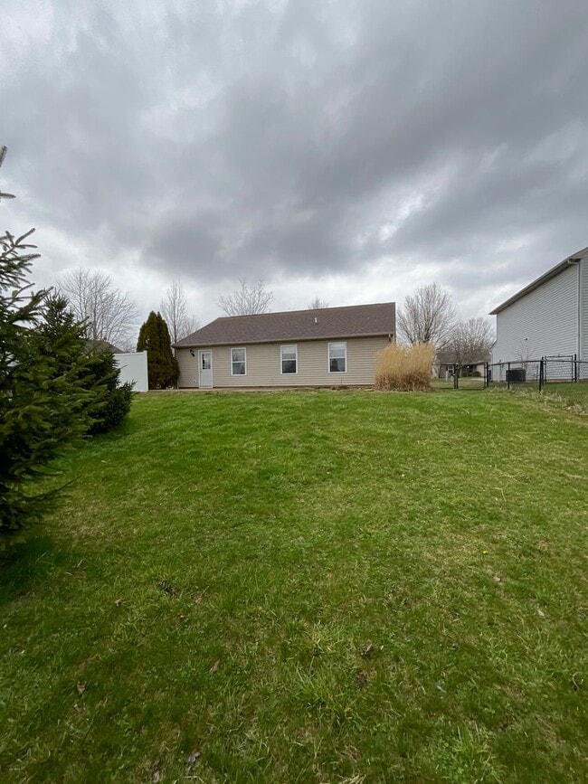 Building Photo - 3 Bedroom 2 Bathroom House Available