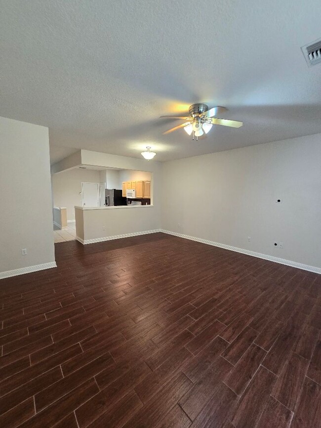 Building Photo - Beautiful 3 Bedroom 2.5 Bath in Riverview