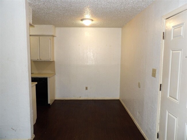 Building Photo - 6405 NW Oak Ave