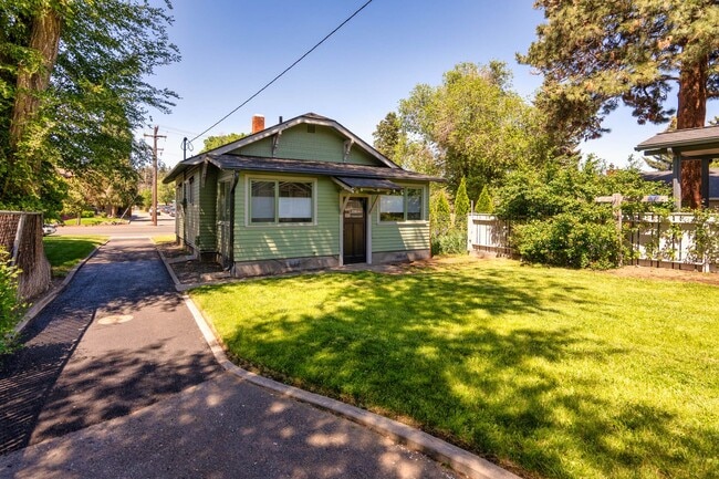 Building Photo - Charming remodeled craftsman blocks away f...