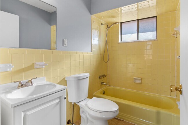 Building Photo - MOVE IN READY 2Bed 1Bath Duplex in St. Charles!