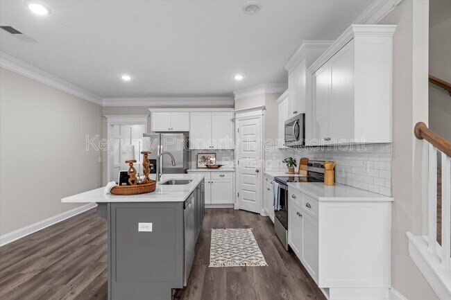 Building Photo - 1043 Linsmore Ave