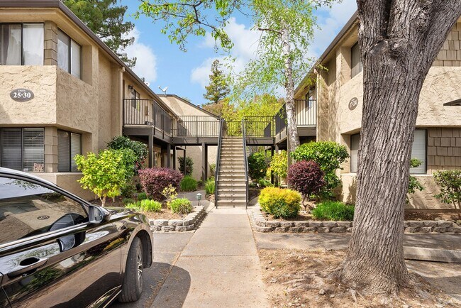 Building Photo - Beautiful Sawmill Commons Condo!
