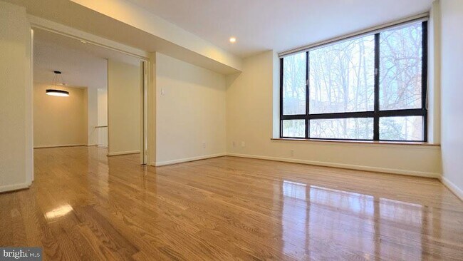 Building Photo - 4960 Sentinel Dr