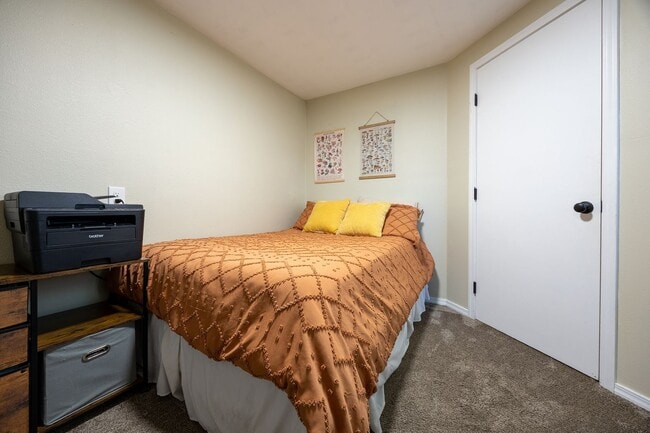 Building Photo - 2Bed/2Bth in Vancouver