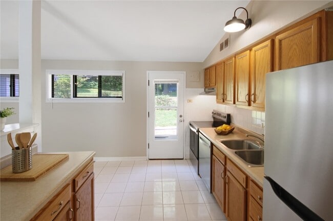 Building Photo - 613 Fieldcrest Dr