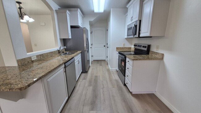 Building Photo - Remodeled 3 Bed / 2.5 Bath Townhome in Great Location