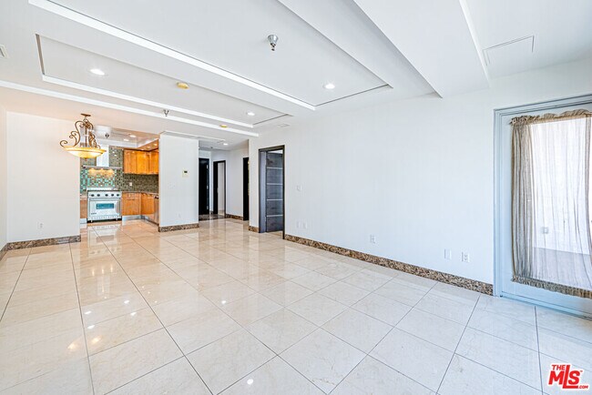 Building Photo - 702 Serrano Ave