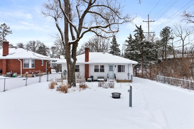 Building Photo - 242 S Finley Rd