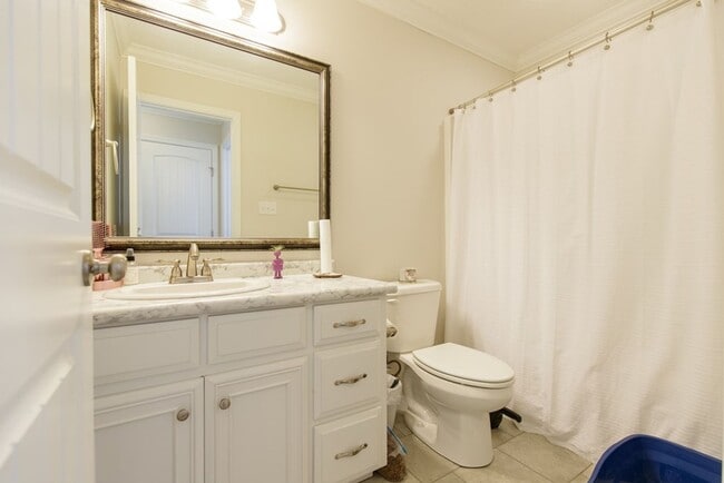 Building Photo - Beautiful 3-Bedroom Home with Modern Finis...