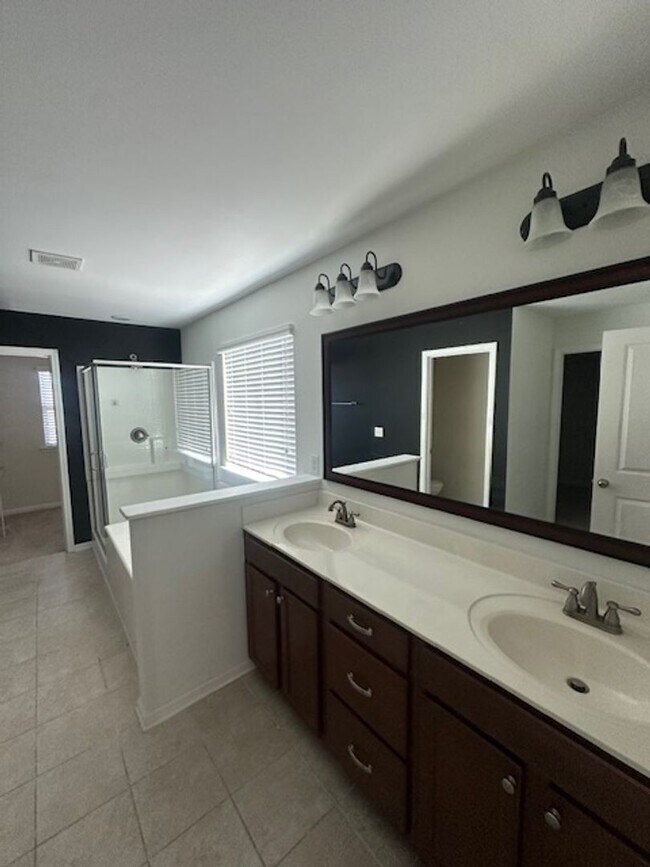 Building Photo - *** MOVE IN SPECIAL *** MOVE IN SPECIAL  -...