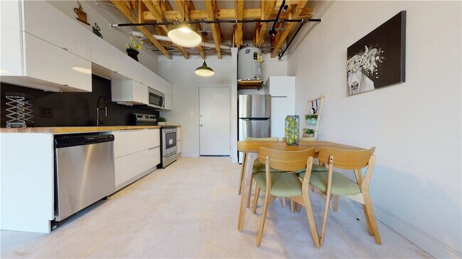 Building Photo - 305 W 27th St
