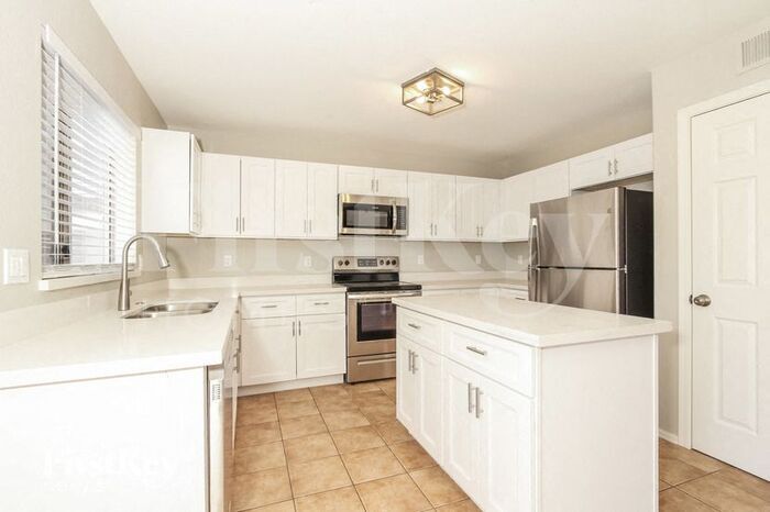 Building Photo - 8555 W Sunnyslope Ln