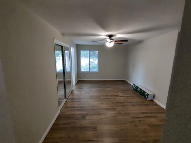 Building Photo - Remodeled 2 Bedroom 2 Bath Condo - Univers...