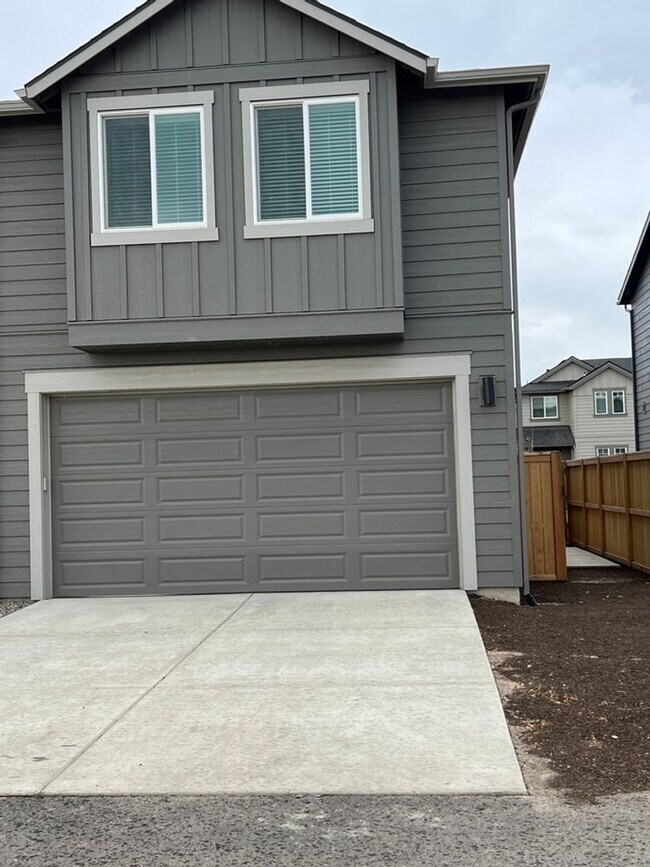 Building Photo - 3 Bedroom / 2.5 Bathroom Townhome in The Dry Canyon Community