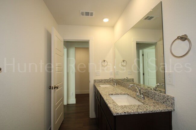 Building Photo - Newer Modern Cove 4 Bedroom