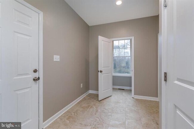 Building Photo - 1201 Regal Ln