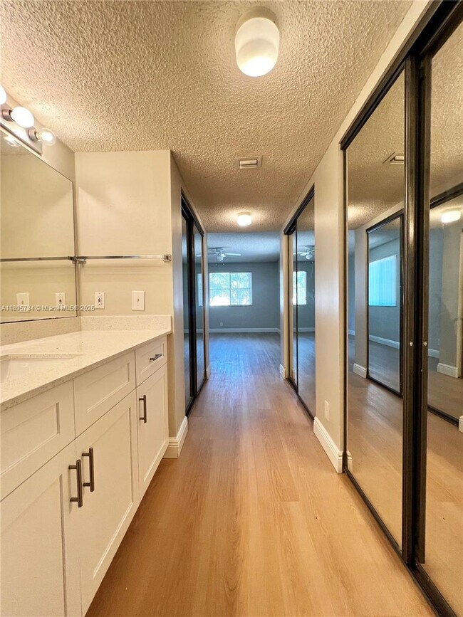 Building Photo - 9855 Westview Dr