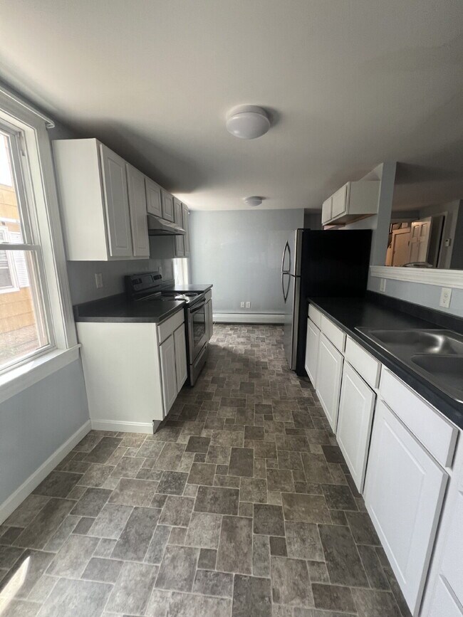 Building Photo - Large one bedroom, updated in the heart of Somersworth!