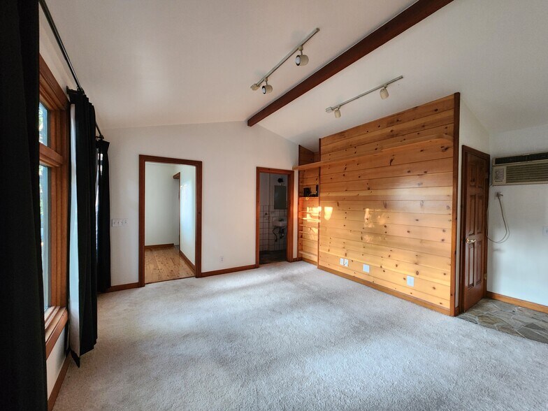 Building Photo - 9710 Mistletoe Rd