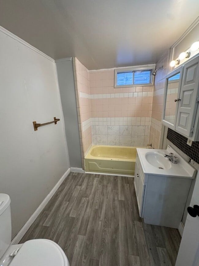 Building Photo - 709 Riverside Ave