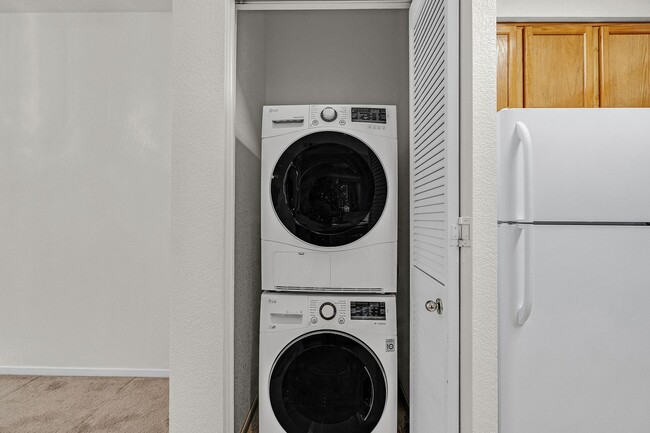 Building Photo - Spacious, Open-Concept 2/2 Condo SSF