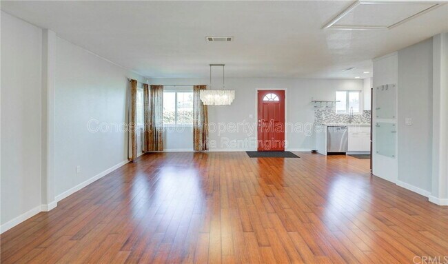 Building Photo - 1032 E Silva St