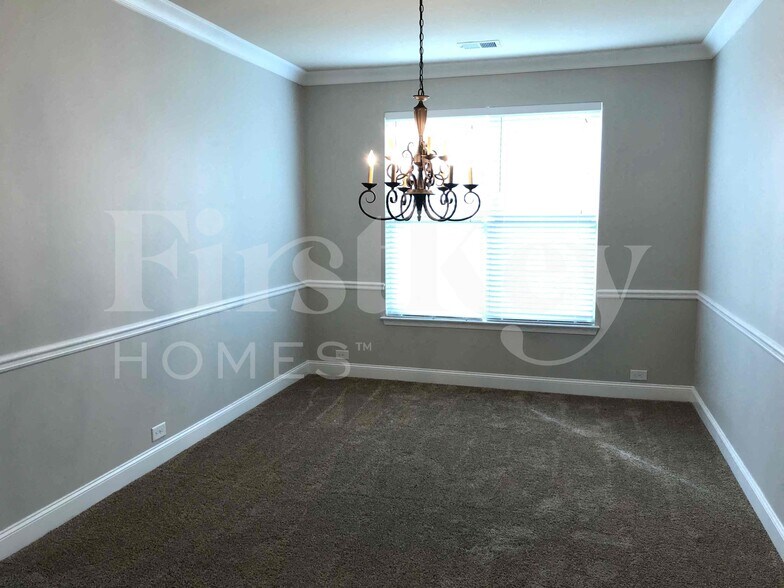 Building Photo - 2022 Poplar Falls Ave