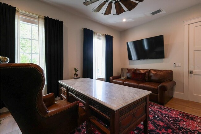 Building Photo - 2402 W Parkland Blvd