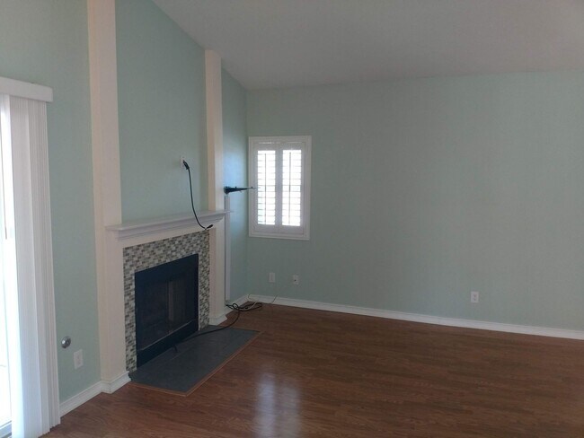 Building Photo - Henderson 4 Bedroom