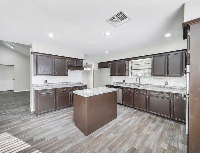 Building Photo - 2304 Colleen Dr