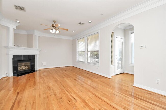 Building Photo - 833 Rosine St