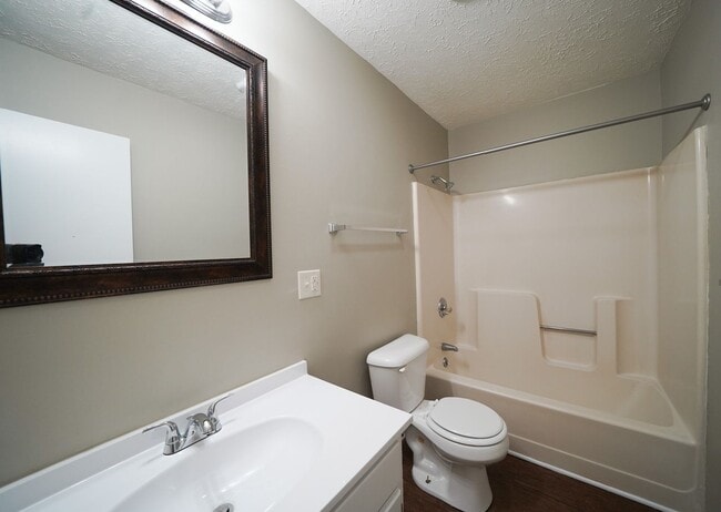 Building Photo - Duplex 2 bedroom, 1 bath near Downtown Kan...