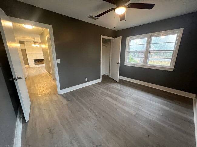 Building Photo - 4 Bedroom 2.5 Bathroom Home