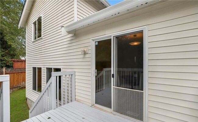 Building Photo - Spacious and Bright Home with 3 Bed and 2.5 Bath