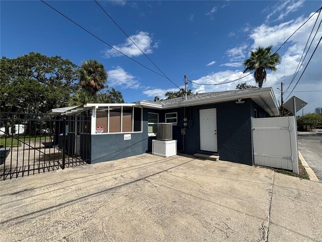 Building Photo - 420 15th Ave S