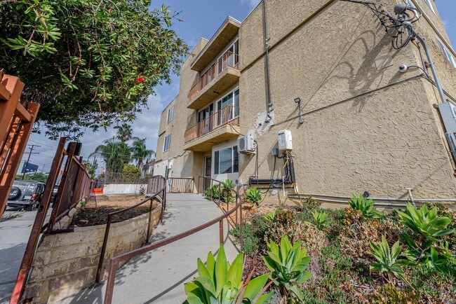 Building Photo - 207-Breed