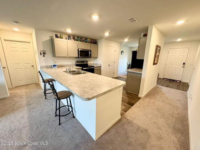 Building Photo - 2910 San Filippo Dr SE